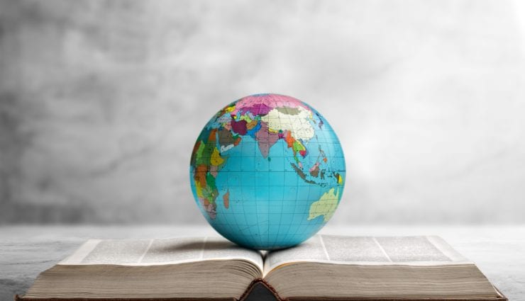 كرة أرضية فوق كتاب مفتوح